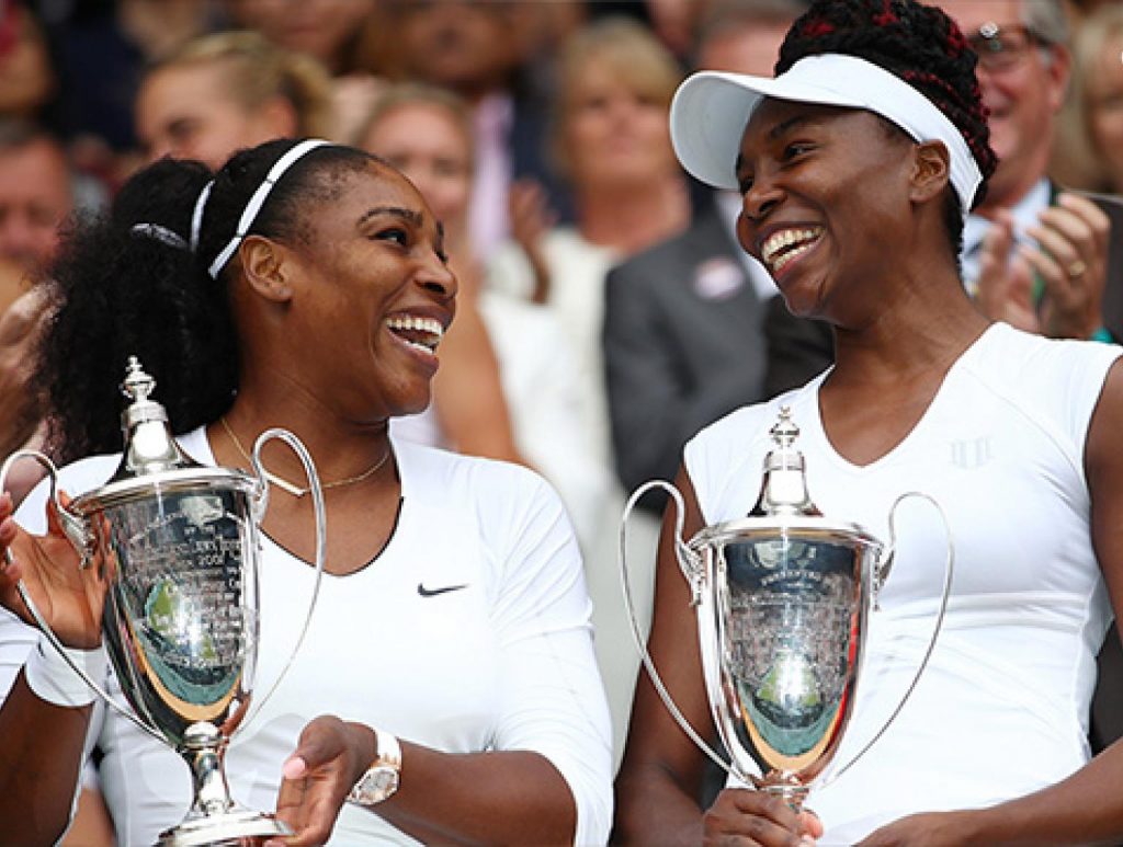 Serena y Venus Williams posan con los trofeos de Wimbledon 2018
