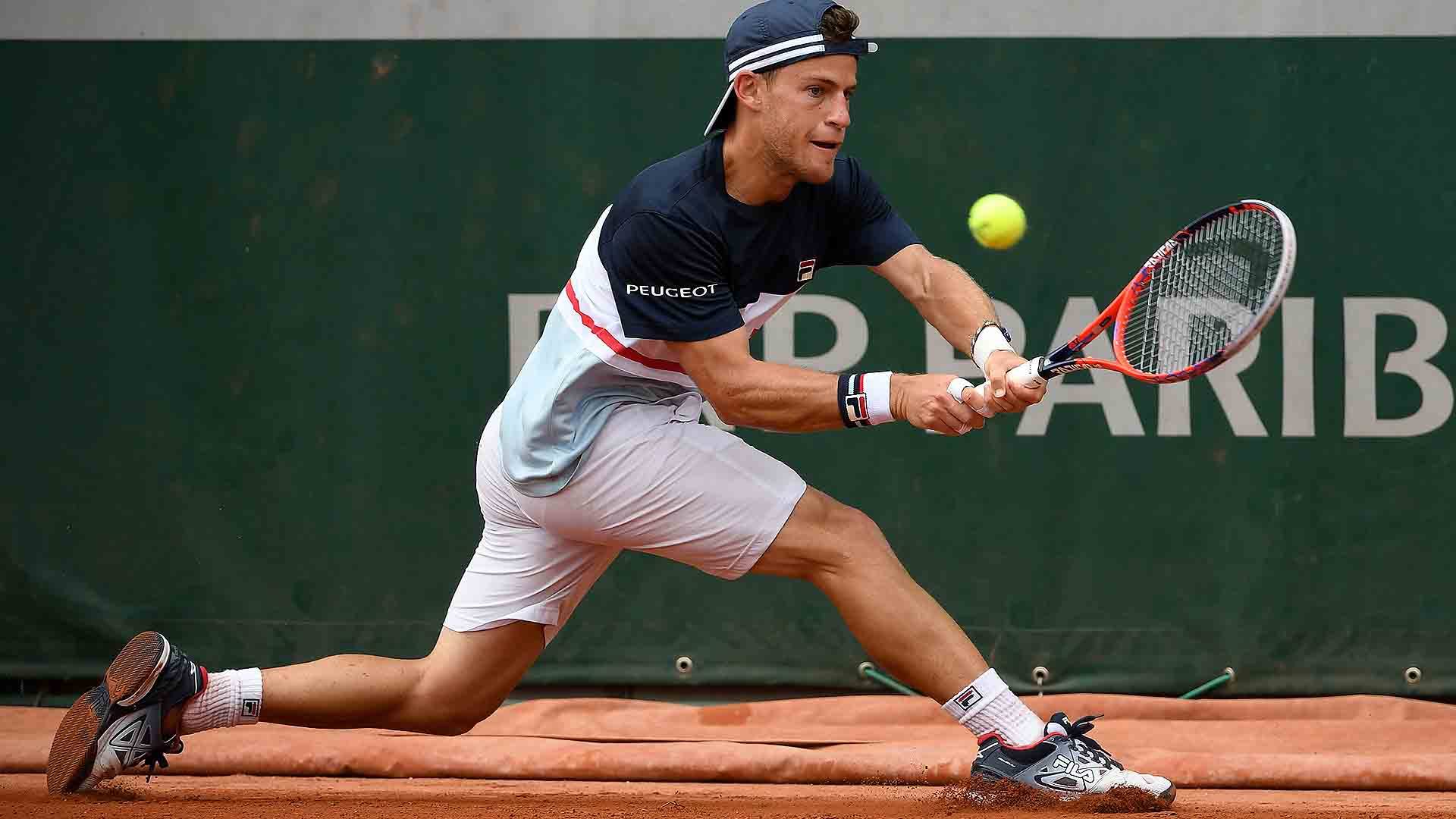 Schwartzman golpea un revés en Roland Garros
