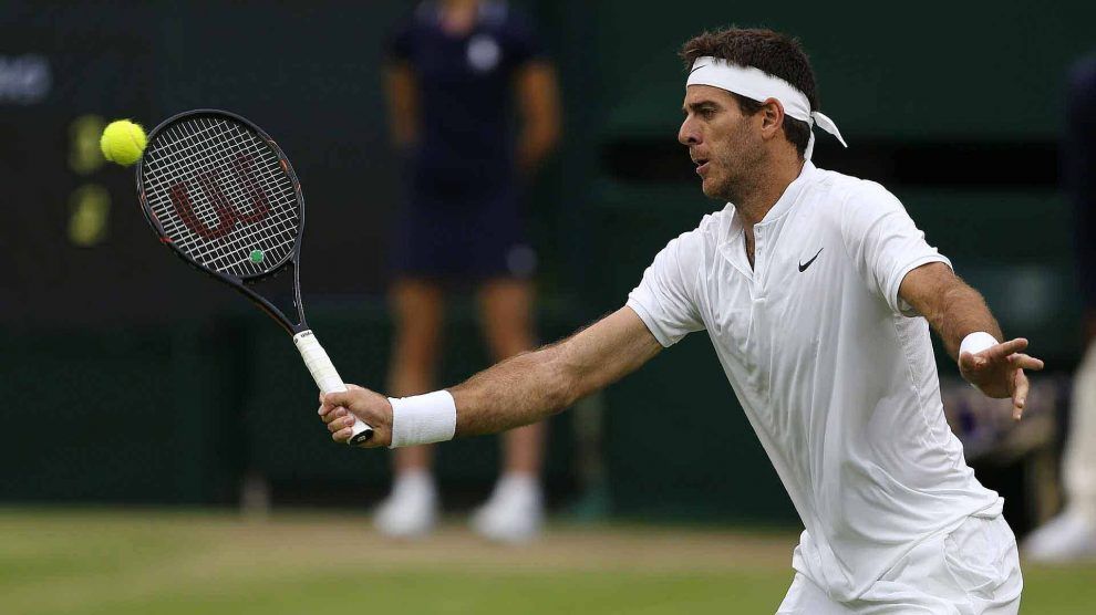 Del Potro voleando en Wimbledon