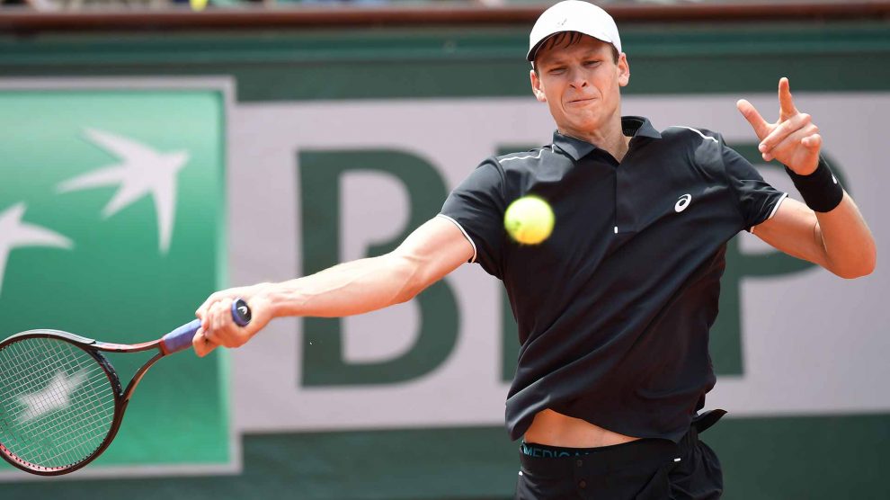 Hurkacz golpeando una derecha en Roland Garros
