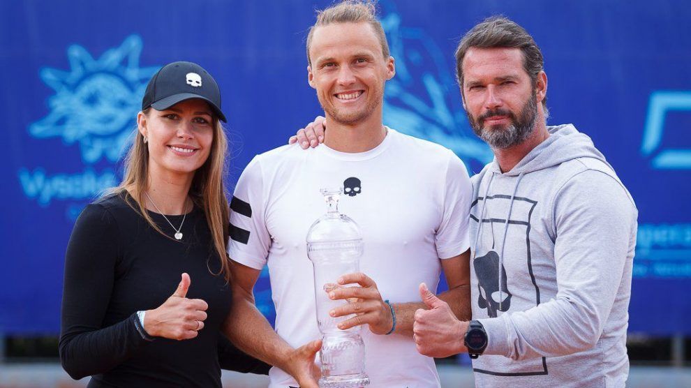 Jozef Kovalik posa con el Challenger de Poprad
