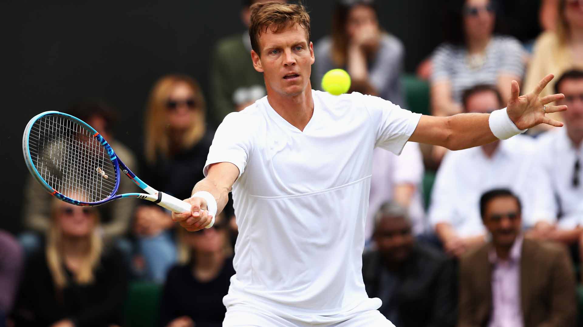Tomas Berdych golpea una derecha en Wimbledon