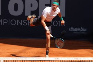 Nicolás Jarry sacando en el ATP de Hamburgo
