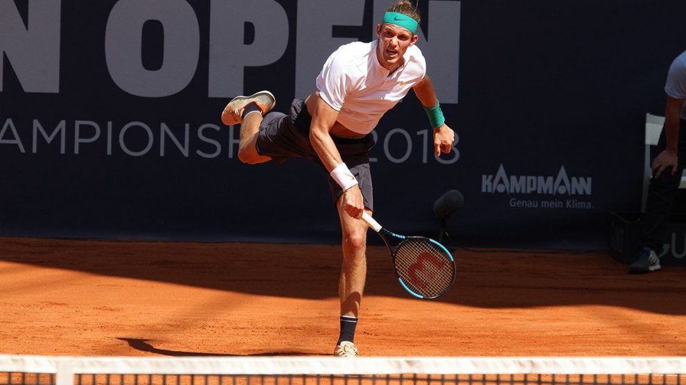 Nicolás Jarry sacando en el ATP de Hamburgo