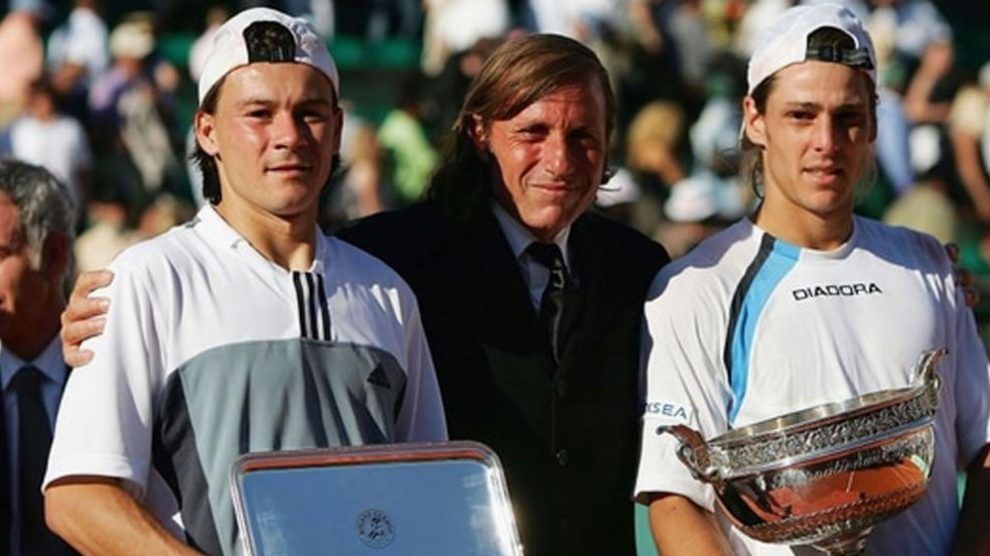 Coria y Gaudio con Guillermo Vilas en la ceremonia de trofeos