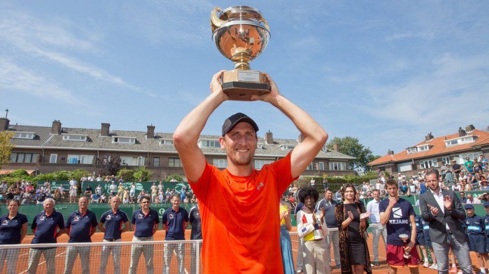 De Bakker posa con el título de campeón en el Challenger de Scheveningen 2018