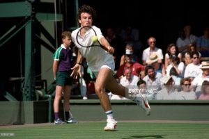 Javier Frana gopeando un revés en Wimbledon