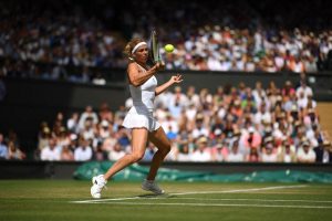 Giorgi jugando frente a Serena Williams en Wimbledon