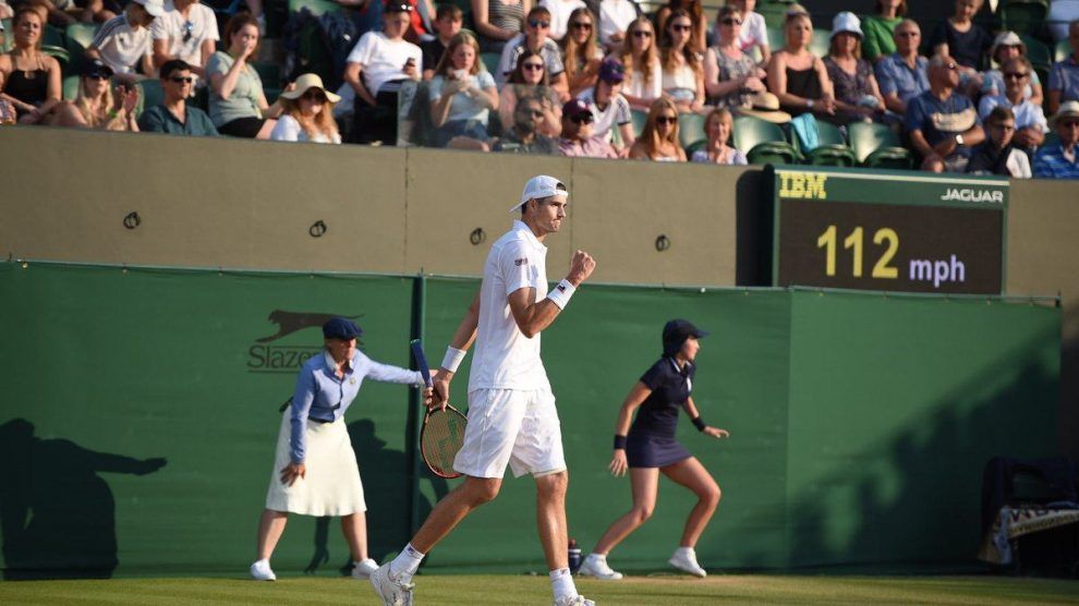 Isner durante un partido en Wimbledon 2018