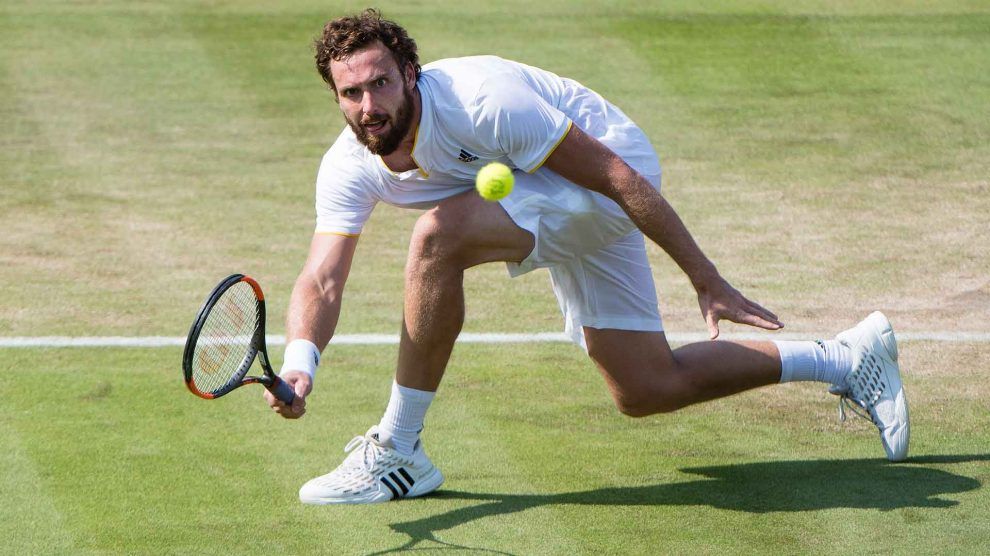 Gulbis voleando en Wimbledon
