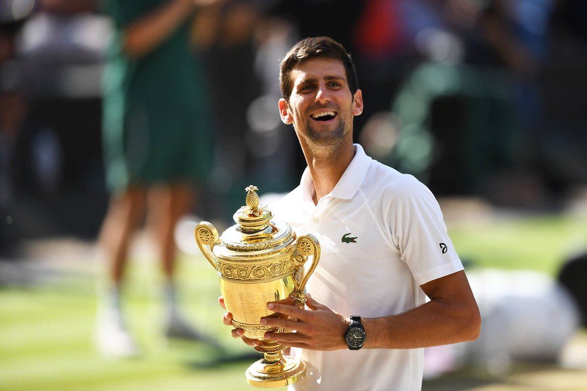 Djokovic con el trofeo de Wimbledon 2018