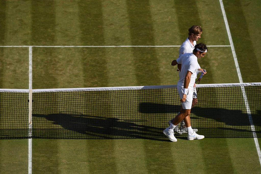 Federer y Anderson se saludan tras el partido de cuartos de final en Wimbledon 2018