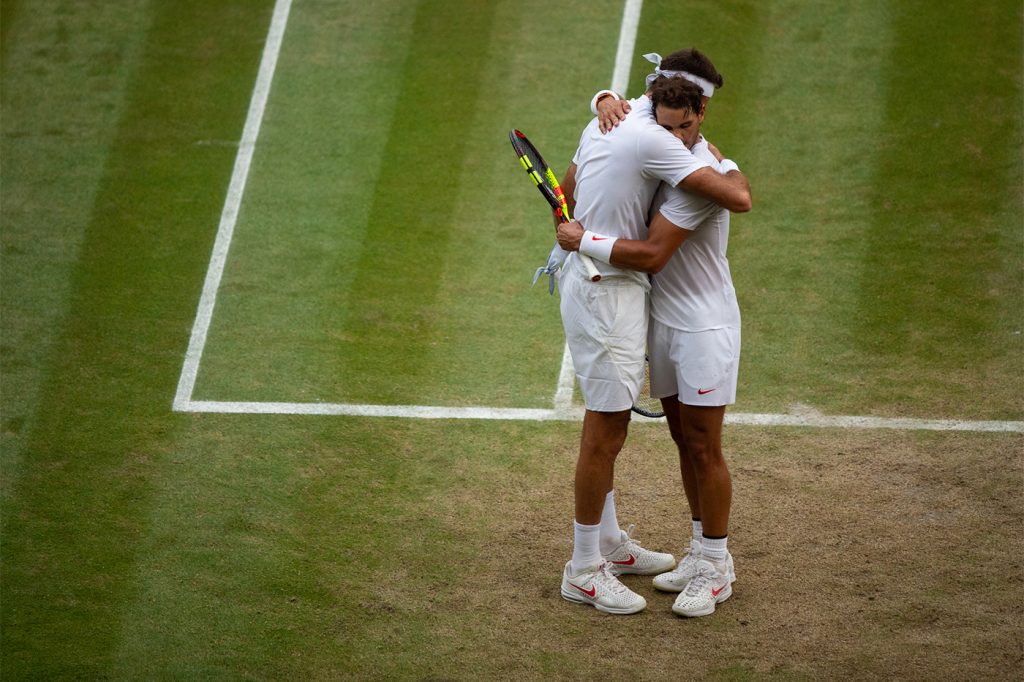 Rafa Nadal y Juan Martín Del Potro se abrazan tras el partido de cuartos de final en Wimbledon 2018