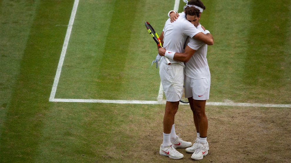 Rafa Nadal y Juan Martín Del Potro se abrazan tras el partido de cuartos de final en Wimbledon 2018