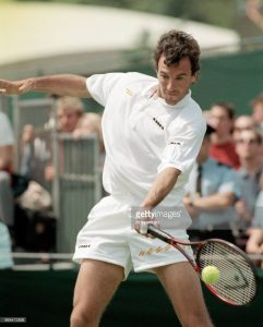 Javier Frana golpea una derecha en Wimbledon