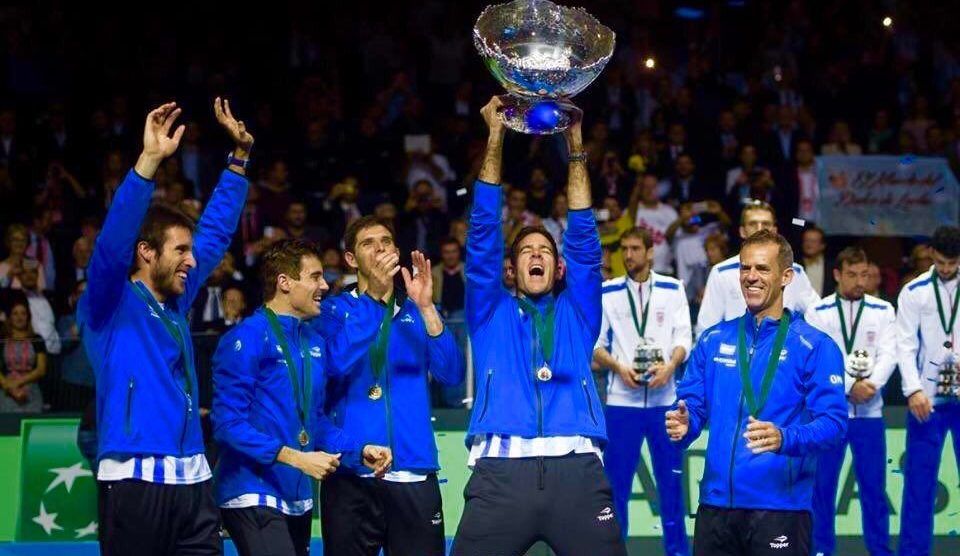 Daniel Orsanic festeja la obtención de la Copa Davis con sus jugadores ! Foto: @AATenis