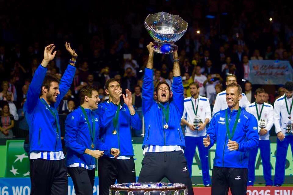 Daniel Orsanic festeja la obtención de la Copa Davis con sus jugadores ! Foto: @AATenis