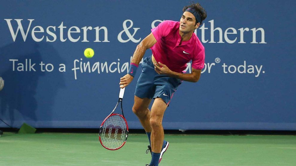 Roger Federer sacando en el Masters 1000 de Cincinatti en 2015