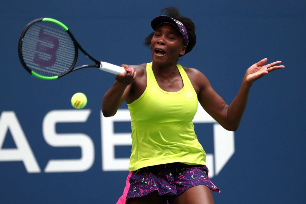 Venus Williams golpea una derecha en el US Open 2018