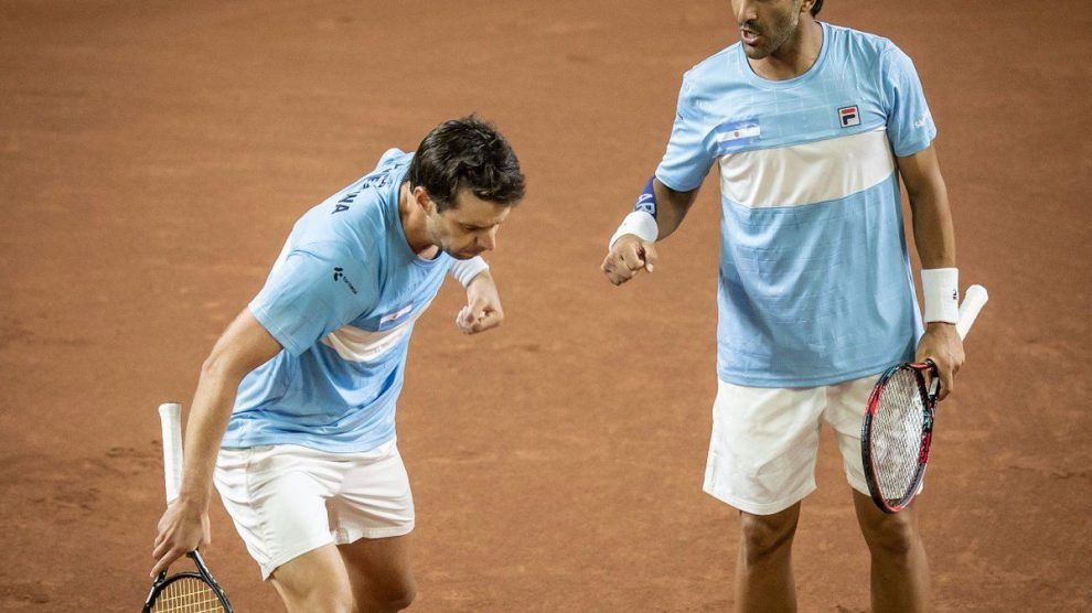 Horacio Zeballos y "Machi" Gonzalez festejan un punto ante Colombia | Foto: @AATenis