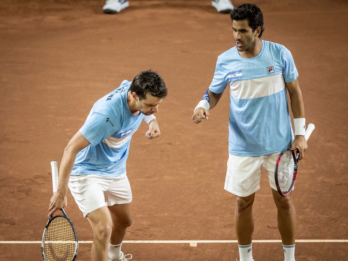 Horacio Zeballos y "Machi" Gonzalez festejan un punto ante Colombia | Foto: @AATenis