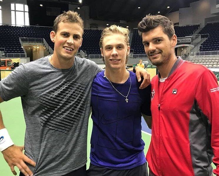Vasek Pospisil, Denis Shapovalov y el Capitán Dancevic en la preva de Canadá vs Países Bajos | Foto: @TennisCanada