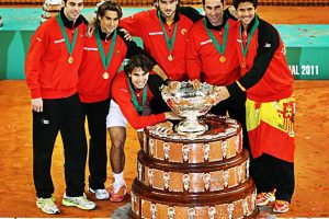 Los integrantes de la Copa Davis posan con el título de la Copa Davis