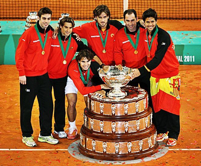 Los integrantes de la Copa Davis posan con el título de la Copa Davis