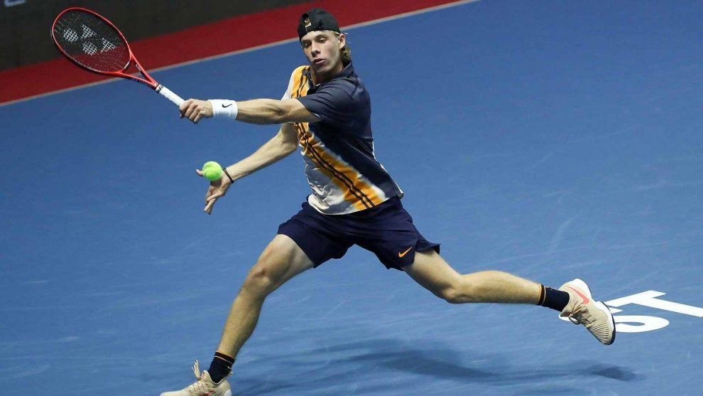 Shapovalov llegando a una bola en el ATP de San Petesburgo