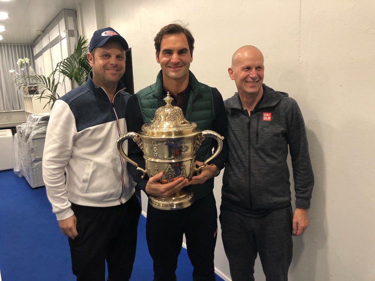 Federer y su equipo posan con el título 99 conseguido en el ATP de Basilea