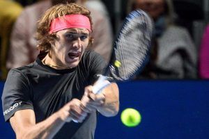 Alexander Zverev golpea un revés en el ATP de Basilea