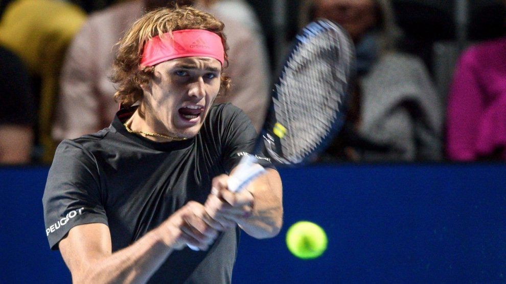 Alexander Zverev golpea un revés en el ATP de Basilea