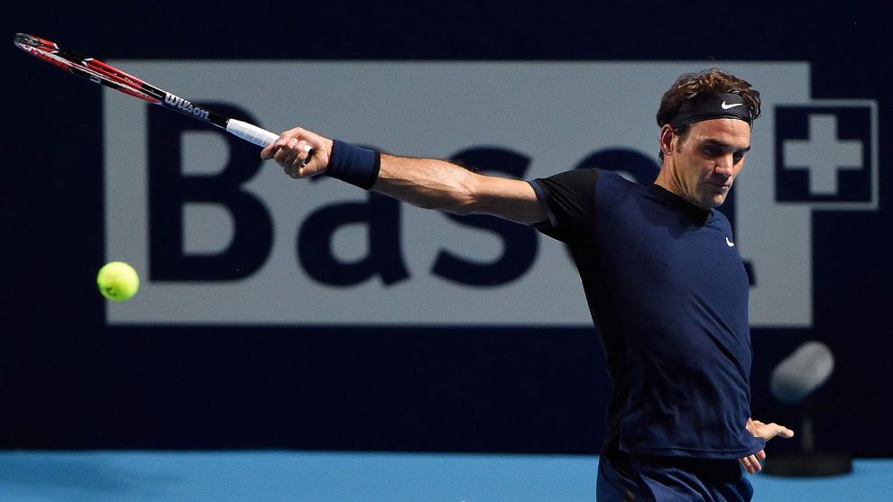 Federer golpea un revés en el ATP de Basilea
