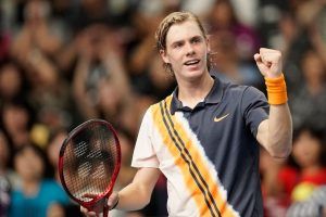 Shapovalov celebra el triunfo ante Chung en el ATP de Tokyo