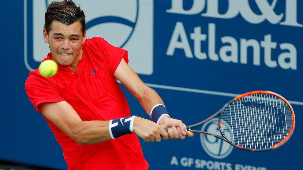 Taylor Fritz golpea un revés a dos manos
