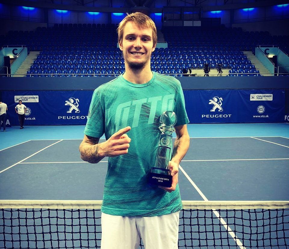 Los campeones en los Challengers de Montevideo, Mouilleron Le Captif, Bratislava y Knoxville 2 Bublik posa con el trofeo del Challenger de Bratislava