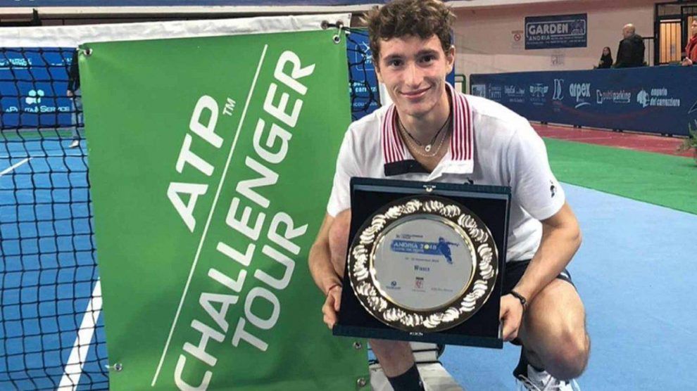 Humbert posa con el título del Challenger de Andria