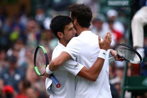 Djokovic y Khachanov se abrazan tras su partido en Wimbledon