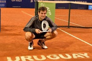 Guido Pella posa con el título del Challenger de Montevideo en 2018