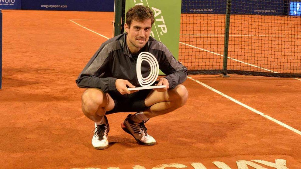 Guido Pella posa con el título del Challenger de Montevideo en 2018