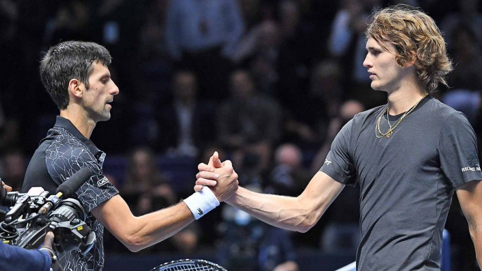 Djokovic y Alexander Zverev se saludan tras su partido en las Nitto ATP Finals
