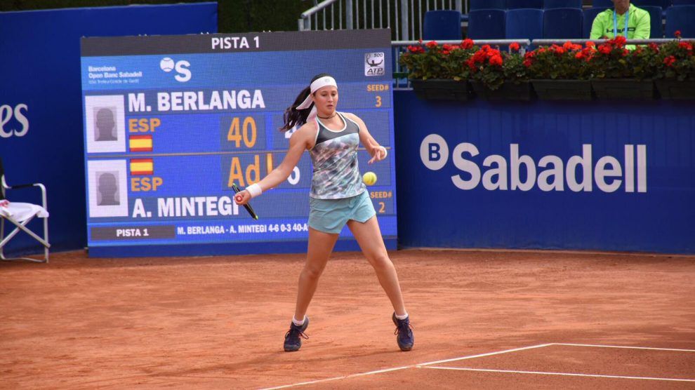 María Berlanga golpea una derecha durante un torneo