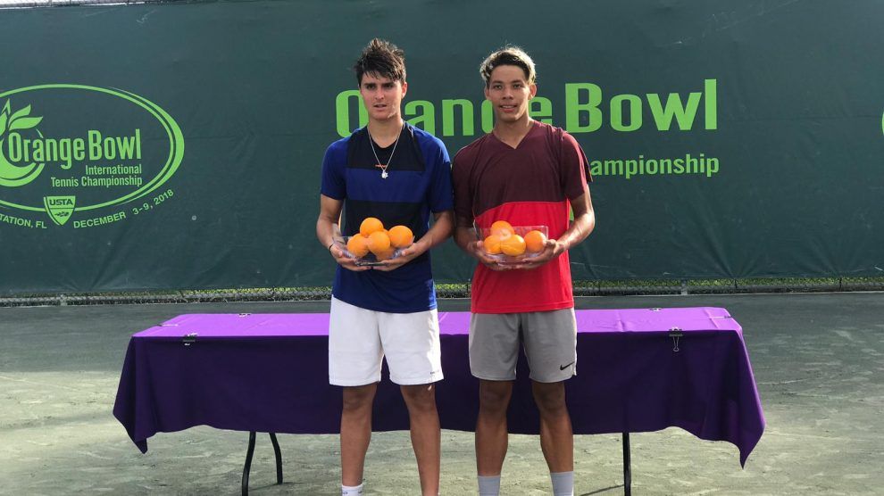 Pablo posa con el título de campeón de la Orange Bowl