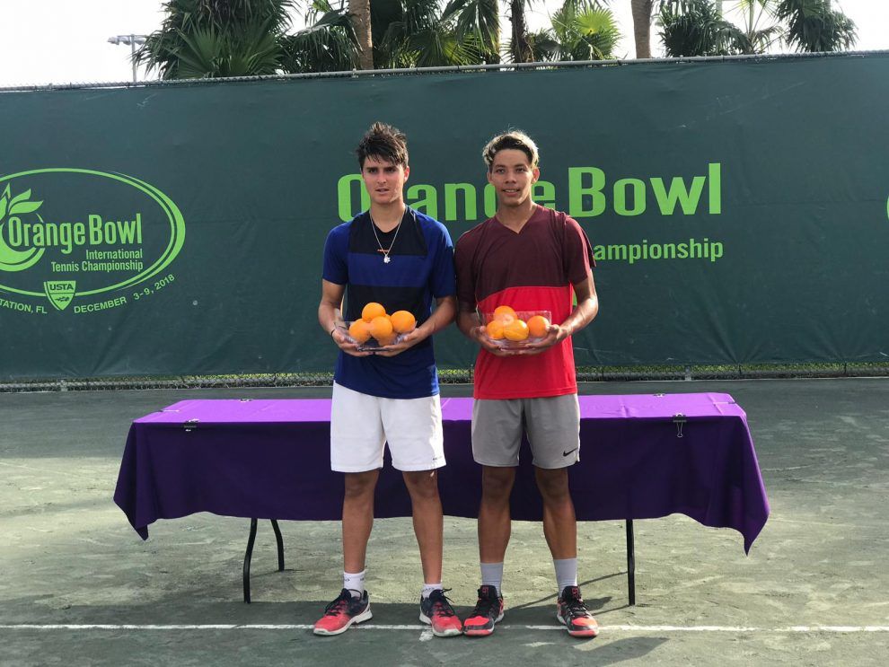 Pablo posa con el título de campeón de la Orange Bowl