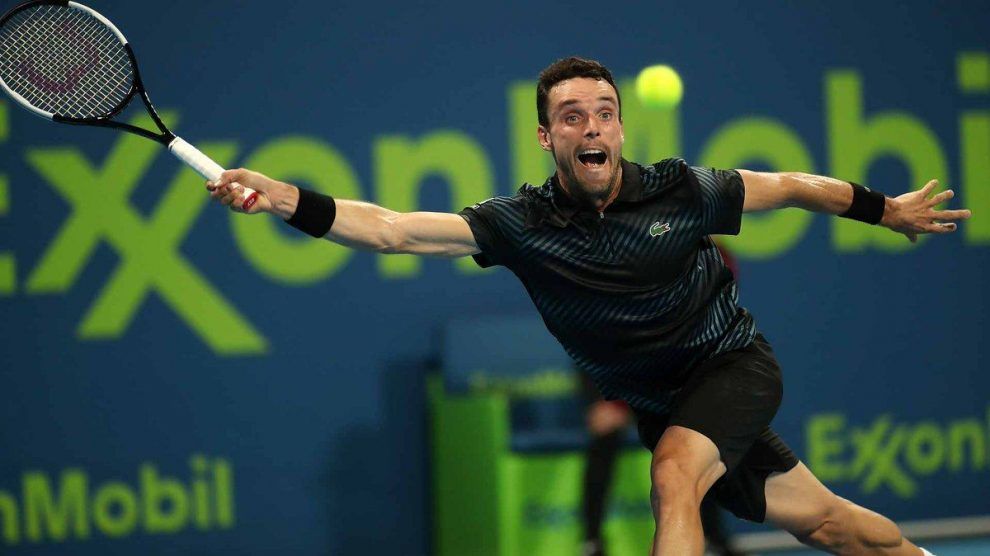 Roberto Bautista golpea una bola en el ATP de Doha