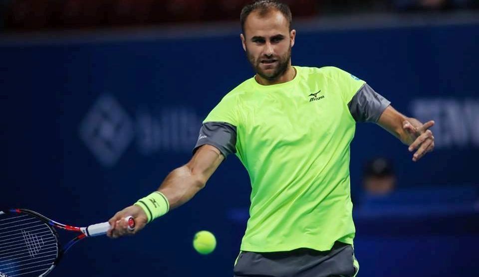 Copil golpeando una derecha