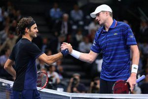 Isner y Federer se saludan tras un partido