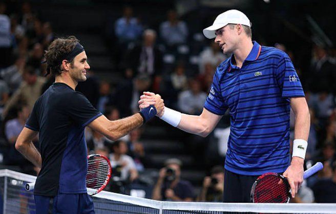 Isner y Federer se saludan tras un partido