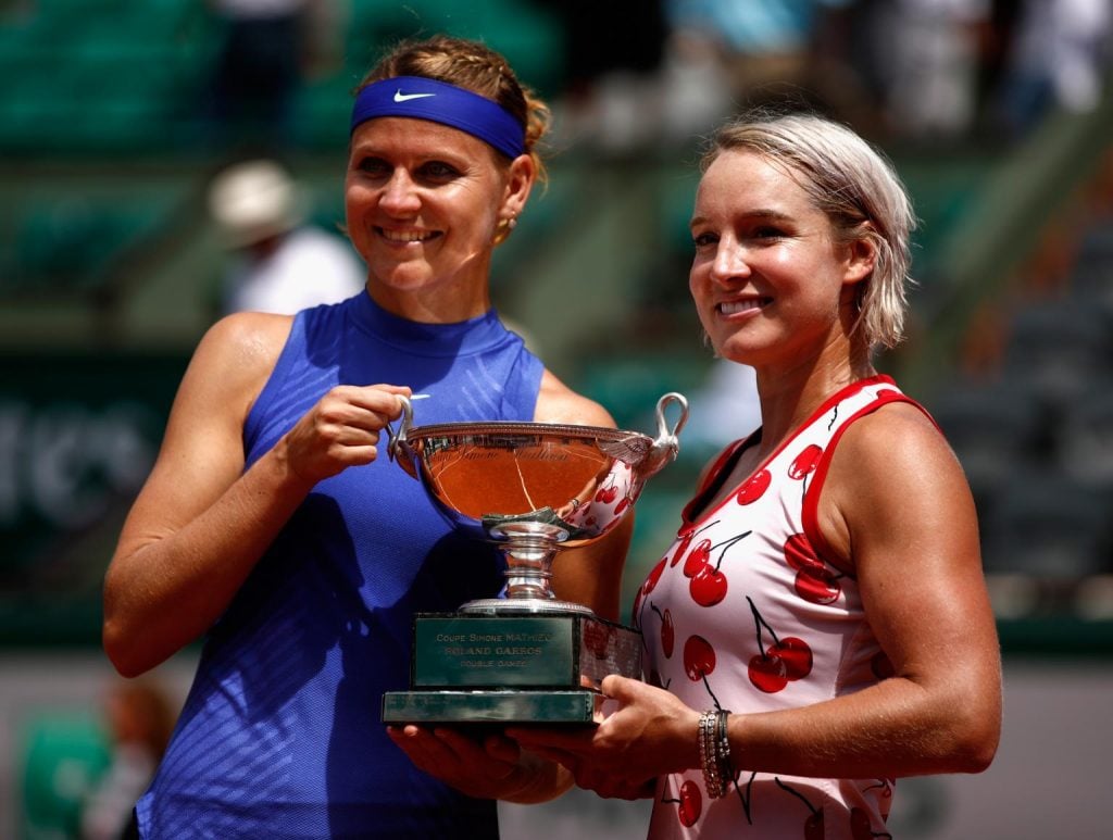 Lucie Safarova, una zurda brillante en la sombra 2 Safarova y Mattek Sands posan con el título de Roland Garros | Foto: www.wtatennis.com