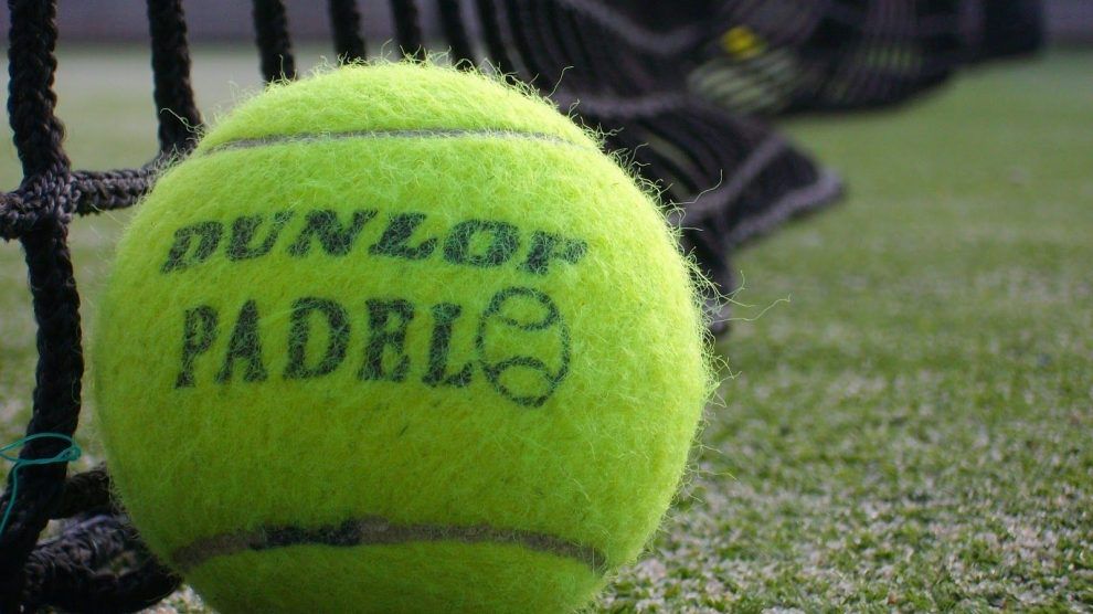 Pelota pádel en la pista